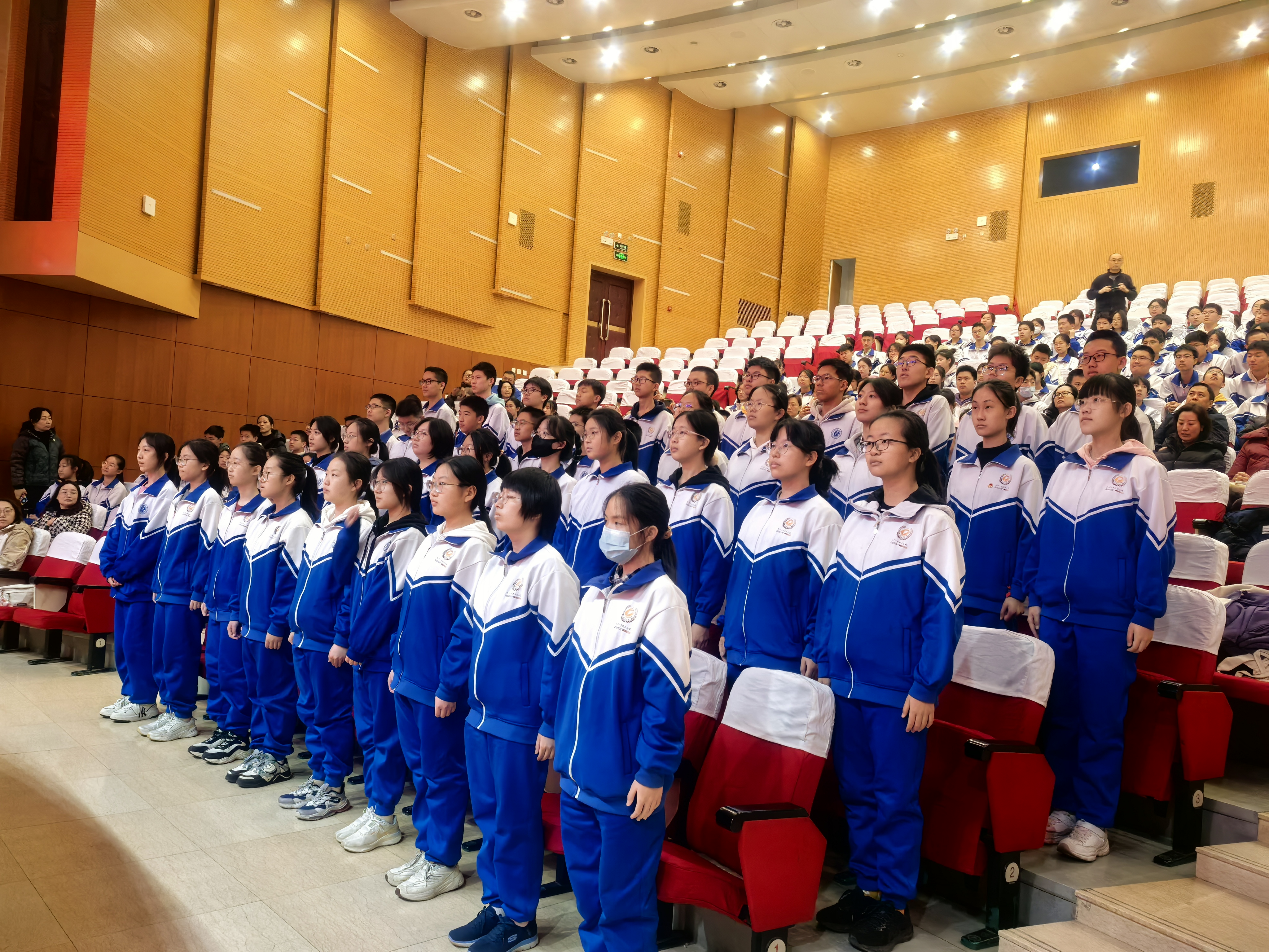 誓言激荡校园内 壮志凌云长城巅———北京十二中本部初三年级举行中考百日誓师暨八达岭励志活动