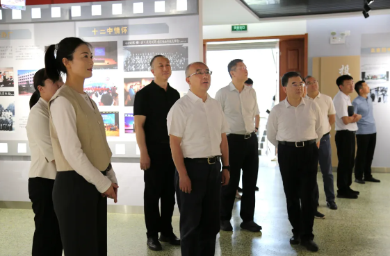 市委常委、教育工委书记于英杰调研北京市第十二中学并检查高考准备工作