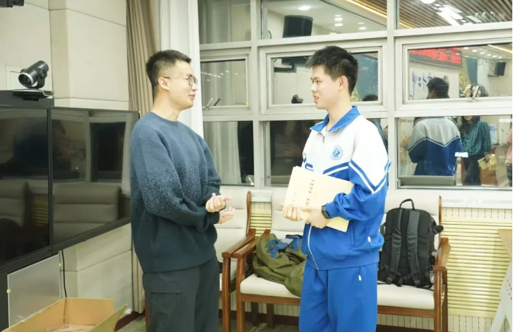 清华校友返校开讲 解码AI大模型奥秘